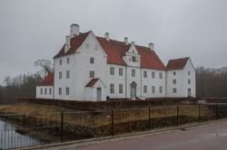 Avlsdyrauktion 2018 - Sønderskov Slot – hovedbygningen på en overskyet 24. marts 2018