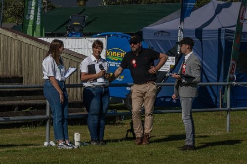 Bedømmelse torsdag - Her ses årets dommerteam: Fra venstre dansk hjælper Maja Black, dansk dommerassistent Lene Black, fransk dommerassistent Olivier Rambert og fransk dommer Jeremy Desassure