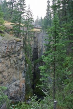 Canada 2017 - Maligne Canyon. Se de små mennesker på broen øverst