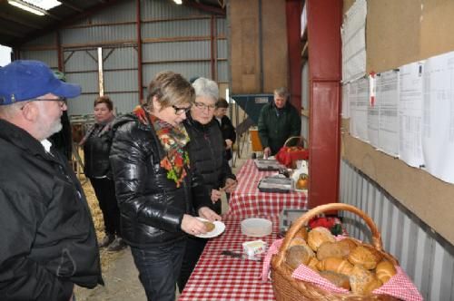 Efterårsmødet 2013 - Første besætningsbesøg hos Knud-Erik Szwed, Horslunde, hvor der er disket op med varm kaffe og rundstykker.