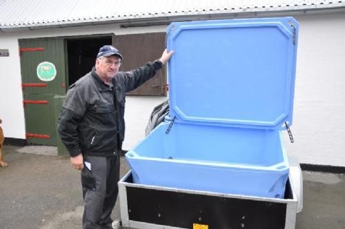 Efterårsmødet 2013 - Knud-Erik afsætter det meste af sit kød privat. Det bliver transporteret ud til kunderne i denne kølekasse, godkendt af fødevarestyrelsen.