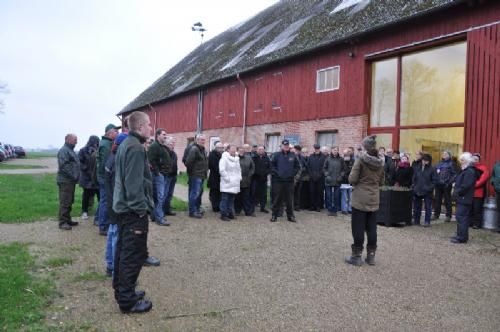 Efterårsmødet 2013 - Der blev lyttet opmærksomt med hænderne dybt i lommerne, for vinden peb én om ørerne.