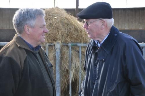 Efterårsmødet 2013 - Erfaringer viderebringes mellem kolleger på staldgangen. Axel Frimann og Rasmus Levinsen.