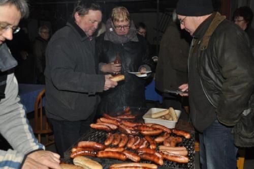 Efterårsmødet - Siden hen blev der trængsel ved grillen. Efterårsmødet sluttede med pølser og endnu mere snak.