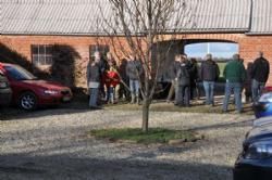 Efterårsmøde - Udenfor var det temmelig frisk vejr. Frokosten blev serveret i vognporten.