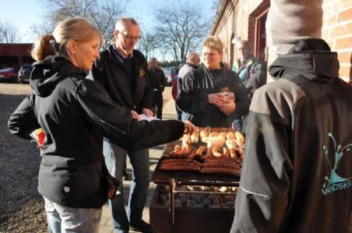 Efterårsmøde - Fruen på gården, Gitte, grillede pølser, som kunne nydes sammen med det lokale øl som afslutning. Tak for en dejlig weekend. Læs mere om efterårsmødet i næste nummer af Limousine Nyt.