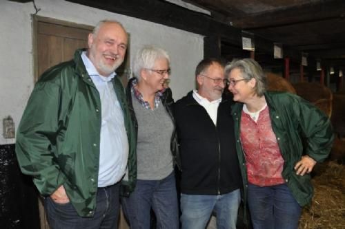 Efterårsmødet - Glade købere (Jane & Ebbe Kofod i midten) og tilfredse sælgere (Lene & Laurids Thomsen) fotograferet efter handlen.