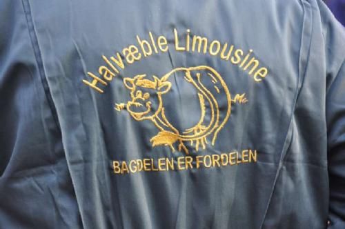Efterårsmødet 2011 - Niels fremviser stolt broderiet på sin nye kedeldragt, som han erhvervede sig på Italiensrejsen med Limousine Foreningen.