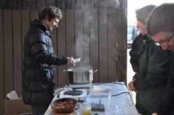Efterårsmødet 2011 - Så serverer Bente dejlig varm frokostsuppe.