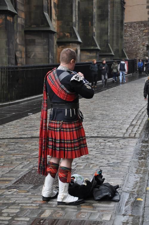 England-Scotland 2013 - Kun en lille smule for at studere skotternes nationaldragt – her en herre i fuld mundering, inklusiv naturligvis skotskternet kilt og strømper til knæerne.