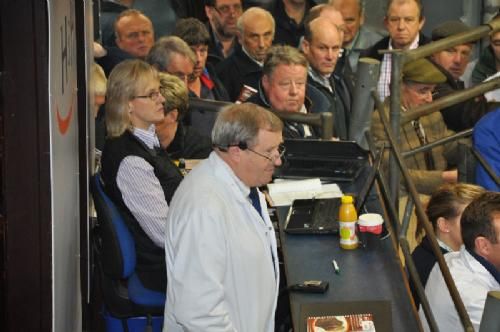 England-Scotland 2013 - Så er vi klar til selve auktionen. Auktionarius og dennes assistent er på plads.