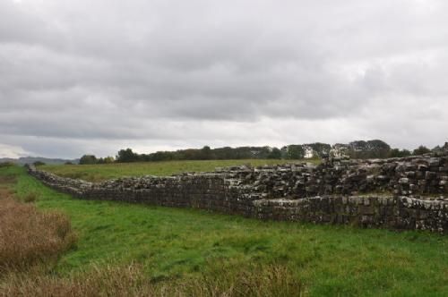 England-Scotland 2013 - Der var også tid til at se på andet end Limousiner. Her er det resterne af den 120 km lange Hadrians mur tværs over England. Hadrians mur blev påbegyndt i år 122 e. Kr. og var en del af et større fæstningsværk, der markerede Romerrigets nordgrænse. I sandhed en del af datidens ingeniørkunst.