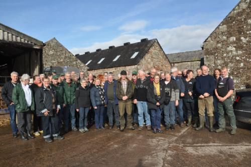 England-Scotland 2013 - Gruppeopstilling hos Glenrock Limousines inden rundvisning på farmen. Farmen har 150 hektar. Kvægbesætningen var under opbygning til 80 limousiner - dertil 600 moderfår. Mottoet for bedriften var blandt andet ”as simple as possible”, hvilket tiltalte de besøgende danskere.