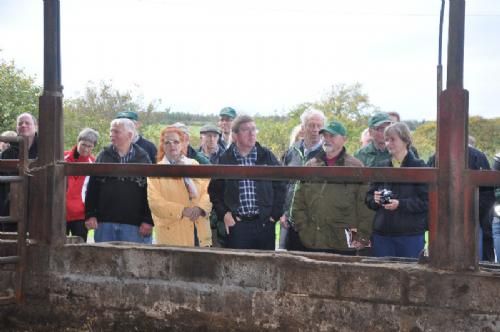 England-Scotland 2013 - Udsnit af de besøgende lytter også interesseret til hvordan det er at drive landbrug på en egn hvor der falder 2500 mm nedbør om året !!
