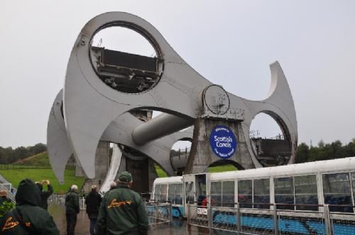 England-Scotland 2013 - Ikke kun så danskergruppen imponerende limousiner og landskaber. Inden hjemrejsen fra den fem dage lange tur så vi også imponerende nutidig ingeniørkunst i form af Falkirkwheel – et roterende slusesystem i Skotland.