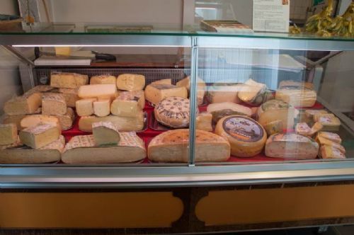 Generalforsamling 2018 - Der er ikke kun egne produkter i gårdbutikken, men et bredt udvalg af blandt andet oste