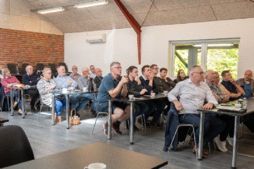 Generalforsamling 2025 - Udsnit af deltagerne til årets generalforsamling i Dansk Limousine Forening. Ialt deltog ca 50 medlemmer
