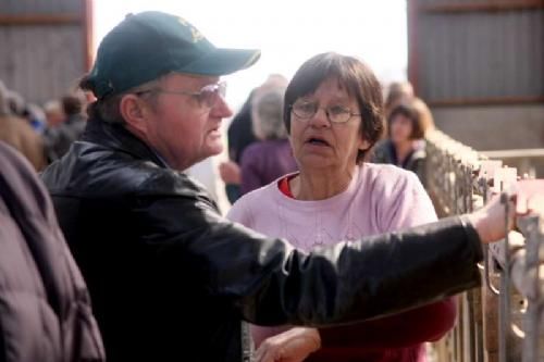 Generalforsamling - Mathias Andersen fik sig en snak med Tove Rishøj, der er mor til ejer Peter Rishøj. Hun er den, der bandt andet har styr på registrerigen af dyrene.