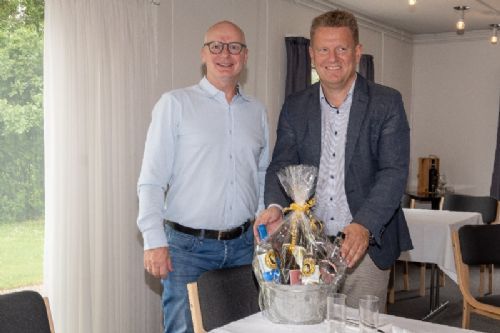 Generalforsamlingen - Jan P. Jensen (tv) takkes af Søren Grunnet (th) for sin indsats i Dansk Limousine Forenings bestyrelse med en gavekurv