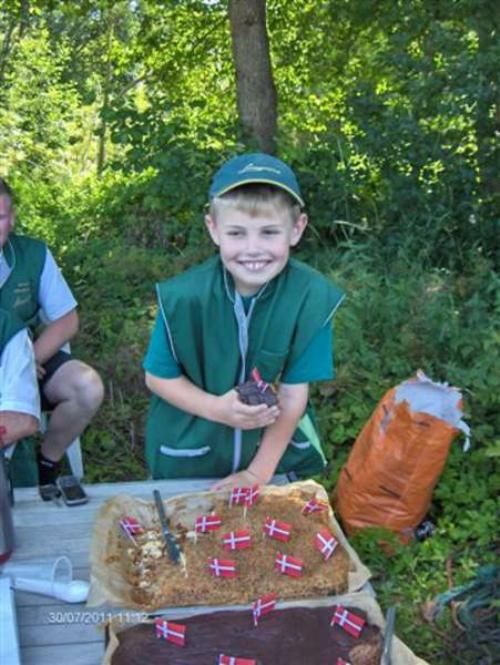 Hobro Dyrskue - En lille fødselar, Kasper Poulsen blev 9 år og bød på hjemmebag til Limousinefolkene. Den smagte godt fortæller fotograf Lene Laursen.