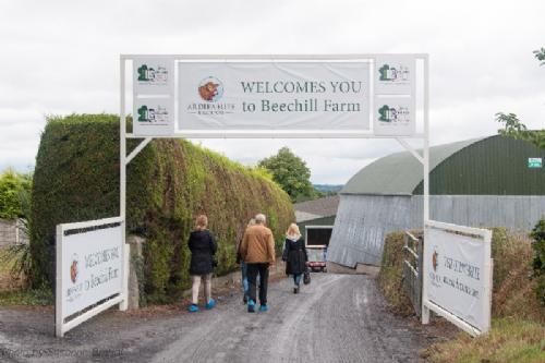 ILC verdenskongres i Irland 20.-28. august 2016  - Dag fire (efter besøg i Newbridge Silver Visitor Centre) besøgte deltagerne Irlands største limousinebesætning Ardlea Elite Limousin Farm, i Mountrath (County Laois). Der er tale om tre besætninger i én: avlsbesætningen Ardlea, embryobesætningen Elite og en krydsningsbesætning. Ca. 260 køer i alt. 