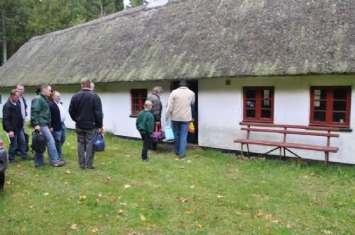 Jyllandstur 2011 - Jagthytten, denne gamle stråtækte bygning, giver os husly og lidt varme så vi kan indtage vore medbragte madpakker, et meget idyllisk sted.