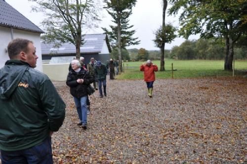 Jyllandstur 2012 - Efter at have set alle dyrene, skulle det blive godt at komme indenfor i tørvejr, hvor familien bød på lune boller og kaffe i gildesalen.