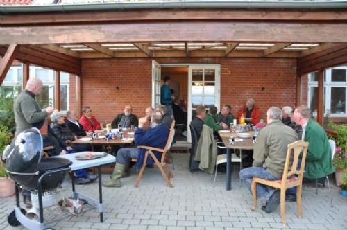 Jyllandstur 2012 - Vi slutter dagen af med grillede pølser af egen produktion. Søren leverer, sammen med andre landmænd fra området, til en slagter der har afsætning via nettet. Lokale varer med en historie – det er det, folk vil have i dag, lyder Sørens ord.