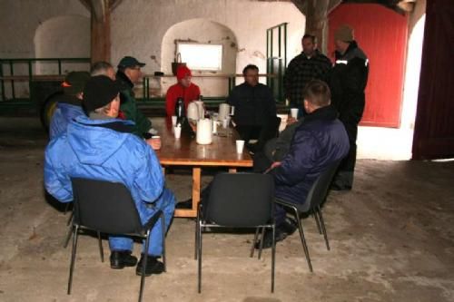 Klargøring 23. jan. - En januar morgen mødes 12 Limousinefolk på Palstrup Hovedgaard for at stille op til den kommende weekends auktion. Her samlet om morgenbordet
