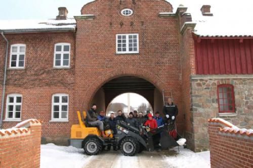 Klargøring 23. jan. - Næste weekend går det løs. Fredag, dagen før auktionen, rykker endnu en flok Limousinefolk af huse for at tage imod Limousinerne og lave de sidste forberedelser. Vinteren holder ved, så der er sørget for et par store varmekanoner, men tag alligevel d