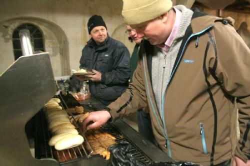 Klargøring 28. jan. - Rasmus tog som sidste år sin egen store gril med, og med Rasmus ved grillen er aftensmaden klaret.