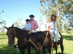 Kongresgæster fra Argentina - Josue og Juana på hver sin hest sammen med to af børnene.