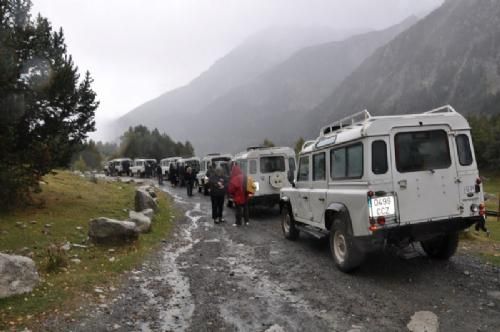 Limousinerejse 2012 - I naturparken Aigues Tortes i Nordspanien kom vi i absolut nærkontakt med Pyrenæerne. Her kunne ingen bus køre, så vi blev transporteret rundt i Landrovere.