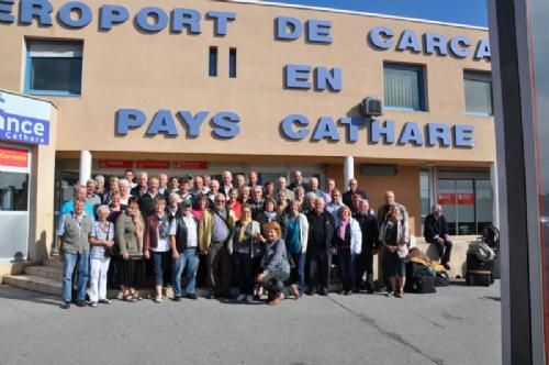 Limousinerejse 2012 - På dette års limousinestudietur til Frankrig og Spanien deltog 49 danske limousinefolk, sammen med guiden Mette (som ses knælende forrest i billedet - i øvrigt ”genbrug” fra sidste års studietur til Italien). Den 20. september fløj vi ud af Billund L