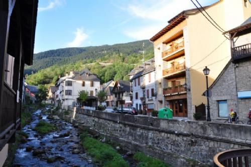 Limousinerejse 2012 - Vores hotel – den høje bygning til højre i billedet - var i byen Vielha i regionen Catalonien i Nordspanien.