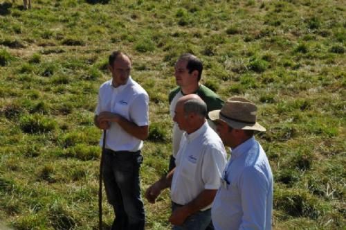 Limousinerejse 2012 - På besætningsbesøg hos EARL Arrouy – PINAS. Ejendommen var beliggende ca. 600 meter over havet. Der var 140 hektar og 110 køer. Olivier Rambert fra INTERLIM var med på de franske besætningsbesøg som limousinesagkyndig og tolk, da franskmændene ikke s