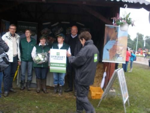 LRØ Dyrskuet - Der var diplom, blomster og vin ved dyrskueformanden Finn Pedersen og Per Bardrum, direktør i LRØ