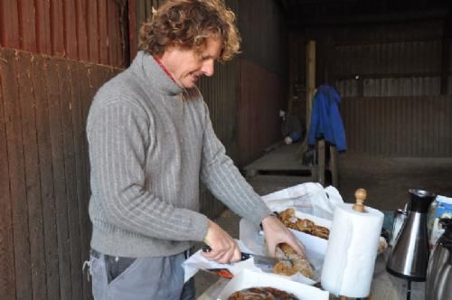 Østs bustur til Fyn  - Område Øst’s traditionelle bustur gik i år til 4 Fynske besætninger. Det første sted er hos Lars Mikkelsen, som bød os velkommen med kaffe og lækker brunsviger.