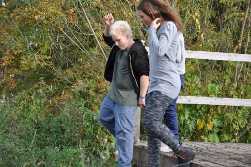 Østs bustur til Fyn  - De unge mennesker hygger sig også i hinandens selskab, her får Laura og Tobias sig en snak.