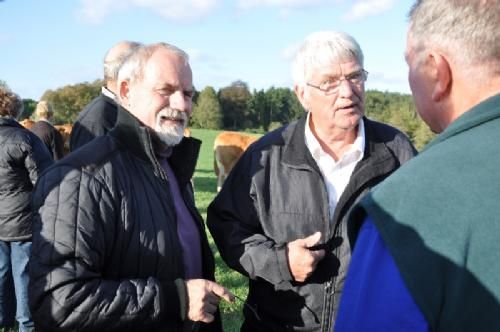 Østs bustur til Fyn  - Meningsudveksling bland erfarne Limousineavlere. Poul Nygård, Niels Ejlekær Nielsen og Knud Erik Szwed i ivrig samtale.