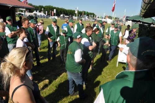 Roskilde Dyrskue Stemningsbilleder - Roskilde dyrskue i dejligt sommervejr. Udstillerne, heriblandt 2 jyske og 1 fynsk udstiller, starter dagen med morgenbriefing ved Limousine standen.