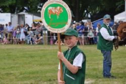 Roskilde Dyrskue Stemningsbilleder - Magnus går foran med vores skilt.