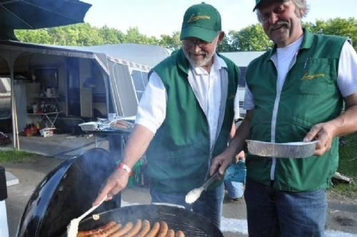 Roskilde Dyrskue Stemningsbilleder - Lørdag aften var der arrangeret fællesspisning v. områdeudvalget. Jan og Ebbe hjælper til ved grillen.