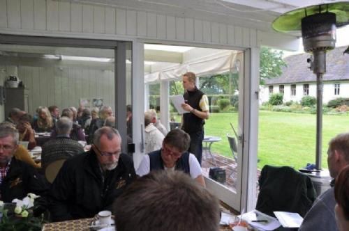 Rystesammen-dag 2013 - På mødet gives info om det praktiske omkring turen, så deltagerne er forberedte til tænderne. Her er Christian Mols, som er guide på rejsen, ved at fortælle om de spændende kulturelle seværdigheder der skal bes