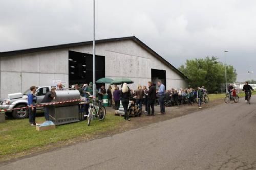 Stemning torsdag 1 - Onsdag aften med grillede pølser efter alle Limousiner er på plads i stalden.