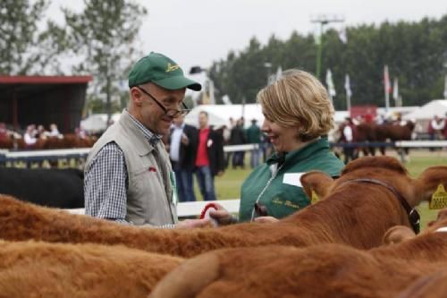 Stemning torsdag 1 - Jens Christian Holgaard holdt styr på tiden og uddelte rosetter til vinderne. Her til Kloster Limousine.