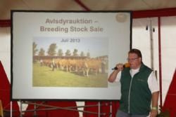 Stemning fredag 2 auktion - Bent Kloster byder velkommen til auktionen.