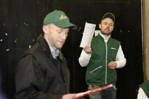 Stemningsbilleder 1 - Morgenmøde torsdag morgen. Tommy Jessing fra avlsudvalget orienterer om dagens bedømmelse.