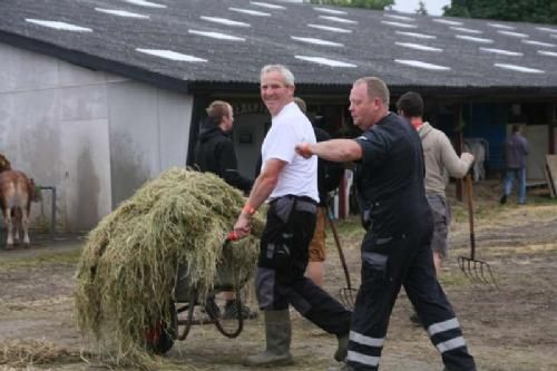 Stemningsbilleder 1 - Tiden løber...! Et par raske gutter; Erik og Per har været af sted efter forsyninger til de sultne Limousiner!