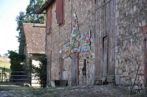 Stemningsbilleder 1 - De små skilte, som viser placering på dyrskuerne, sættes op udvendigt på staldbygningerne, som det er tradition i Frankrig.